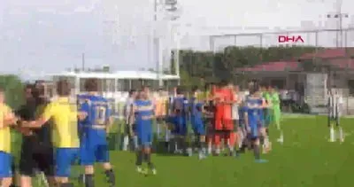 Düzce’de futbolcuların sahada başlayan cam çerçeve indiren kavgası kamerada