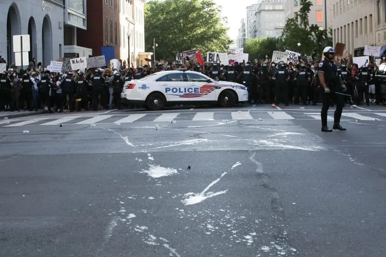 ABD'de öfke kaosa döndü| Washington'da sokağa çıkma yasağı ilan edildi! George Floyd'un öldürülmesinin ardından başlayan protestolarda son dakika gelişmeler...