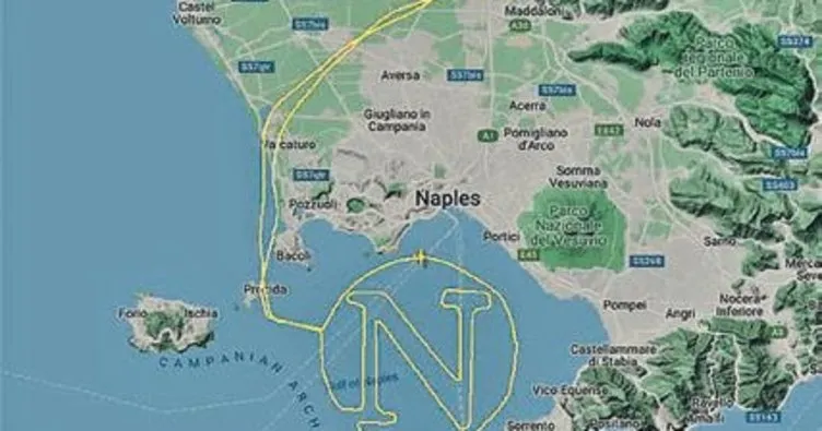 Çılgın pilot gökyüzüne Napoli arması çizdi
