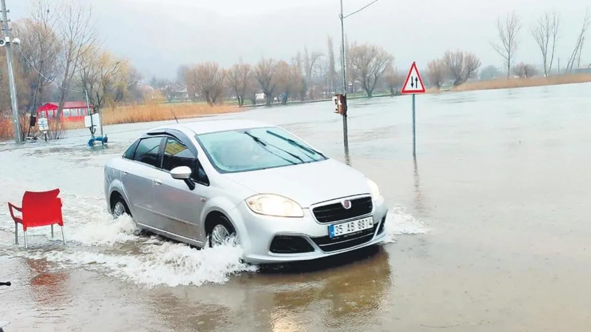 İzmir’de göl taştı evleri su bastı