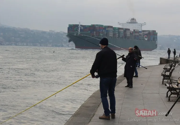 Dünyanın en büyük kargo gemisi İstanbul Boğazı’ndan geçti!