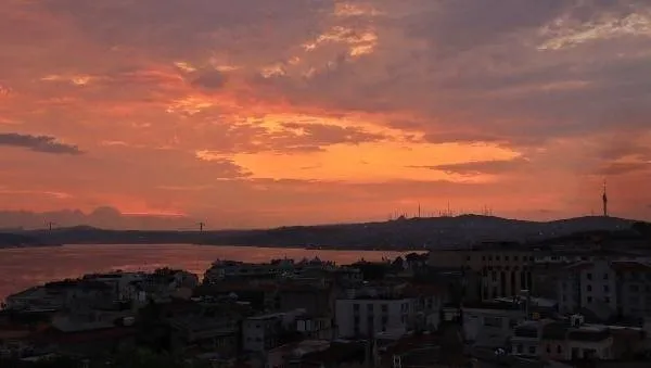 İstanbul’da gün doğumu gökyüzünü kızıla boyadı