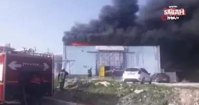 Mersin-Tarsus OSB’de çakmak fabrikası yanıyor