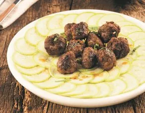Kabak Carpaccio Yatağında Misket Köfte