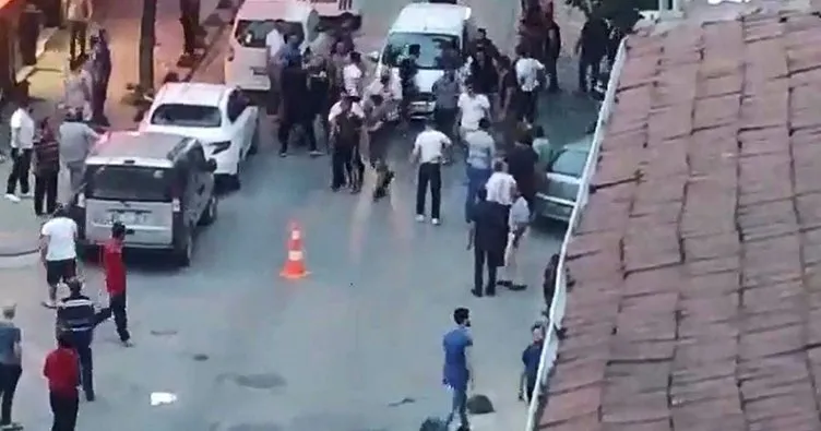 Arnavutköy’de telefoncuda başlayıp sokağa taşan kavga kamerada