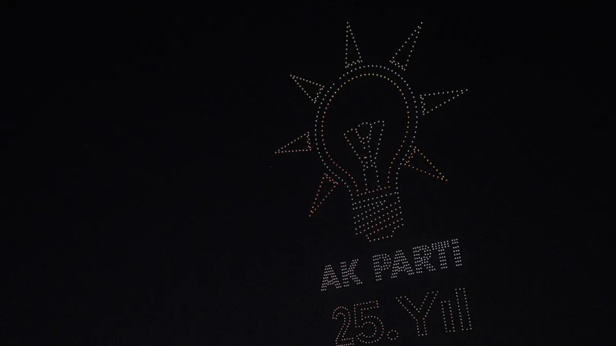 AK Parti'nin 25. yılına özel dron gösterisi: Tarihi organizasyon izleyenlerin nefesini kesti! haber görseli