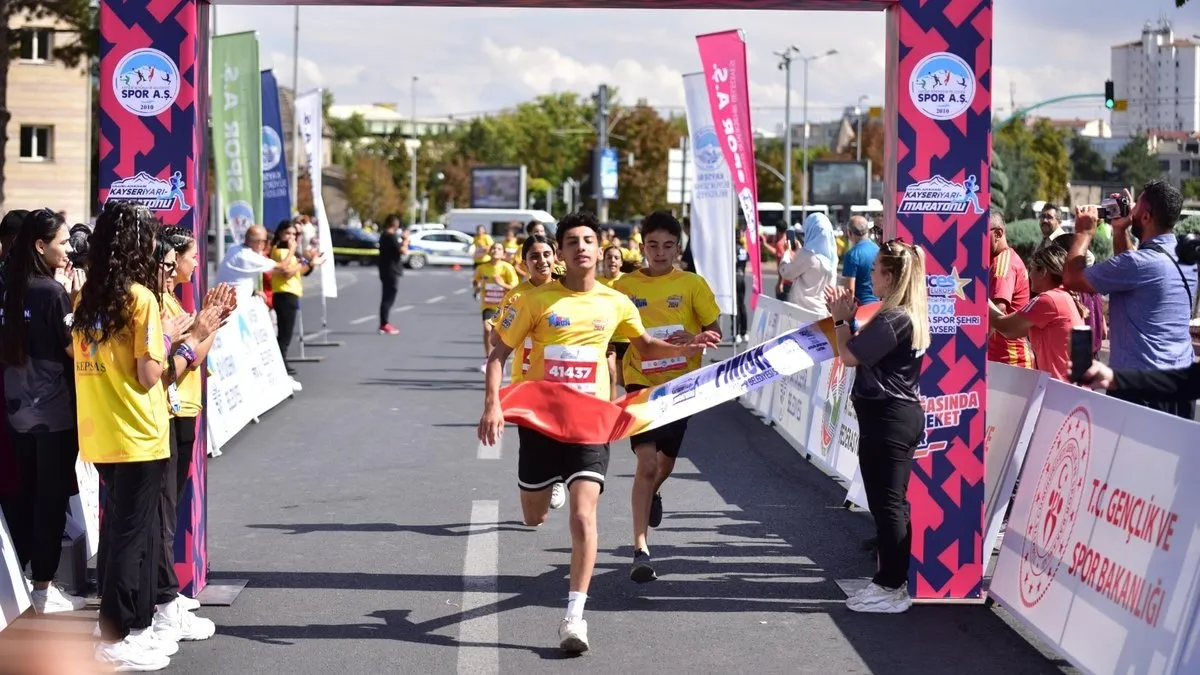 Kayseri’de “dünya” koştu… 13 ülkenin sporcuları uluslararası yarı maratonda buluştu
