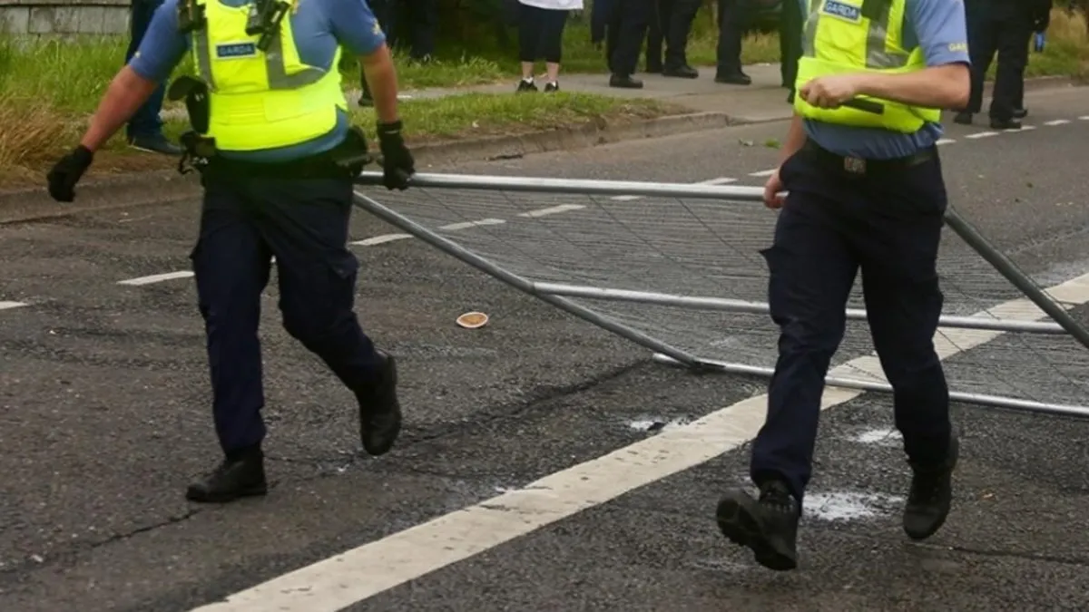 İrlanda’da göçmen karşıtı protesto şiddete dönüştü: Polis aracı ateşe verildi İrlanda’da göçmen karşıtı protesto şiddete dönüştü: Polis aracı ateşe verildi