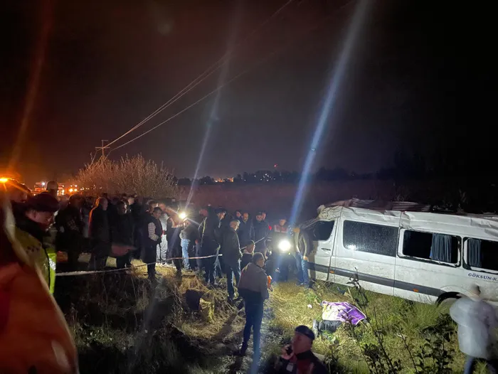 kahramanmarasta-yolcu-minibus-takla-atti-1-olu-13-yarali-1697654706997.jpg