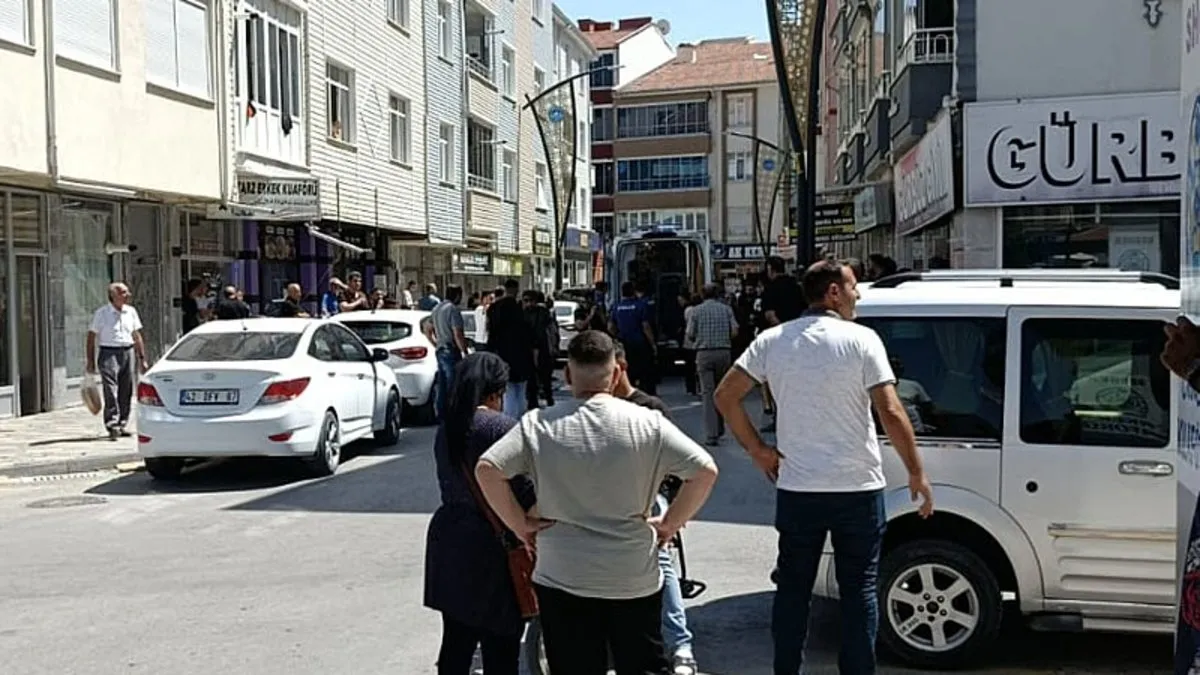 Otomobilden inen 2 kardeş 2 kişiyi bıçakladı! Otomobilden inen 2 kardeş 2 kişiyi bıçakladı!