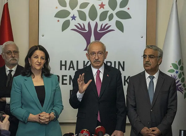 mahmut-ovur-yazdi-masaya-oturtulmayan-hdpyle-kurt-sorununu-cozmek-1679377834285.jpg Mahmut Övür yazdı: Masaya oturtulmayan HDP’yle ‘Kürt sorunu’nu çözmek!