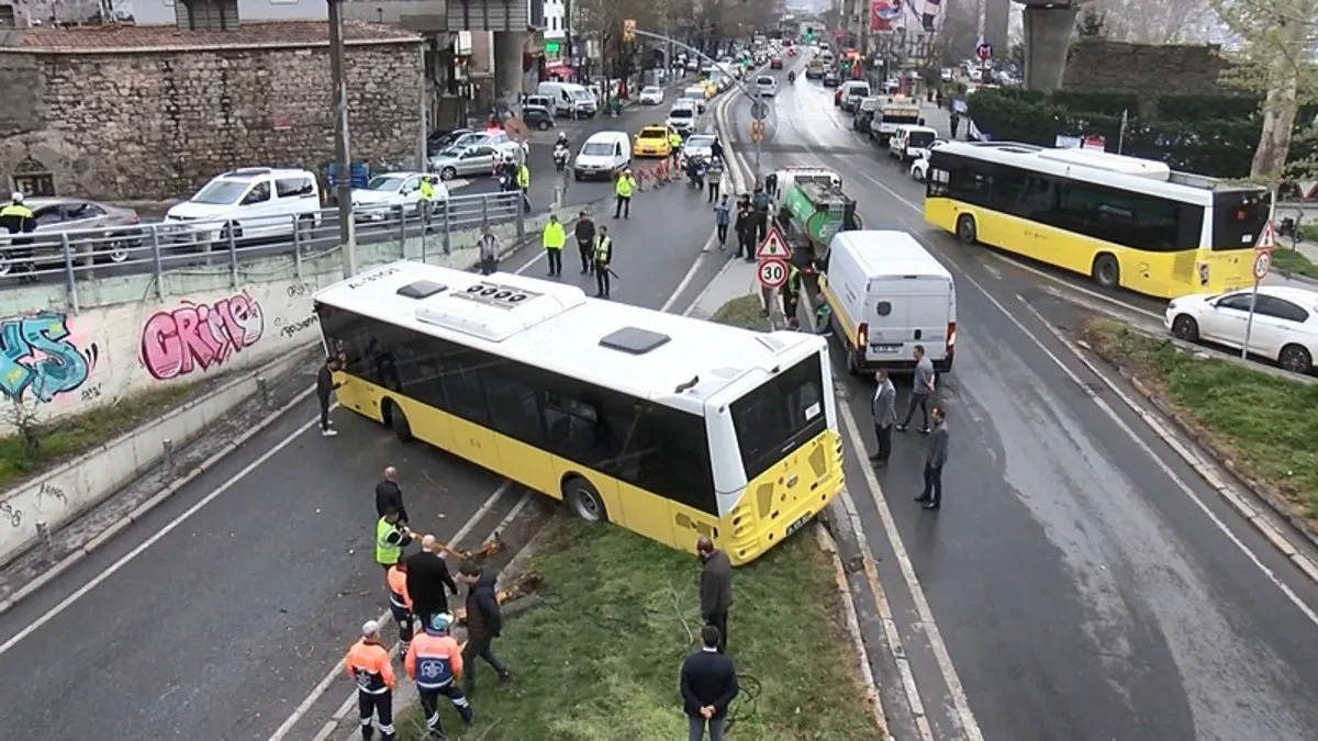 İETT otobüsü Beyoğlu’nda kaza yaptı: Yol trafiğe kapandı!