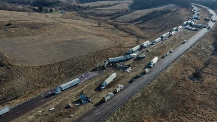 ABD’de yol buz pistine döndü: 40 araç birbirine girdi