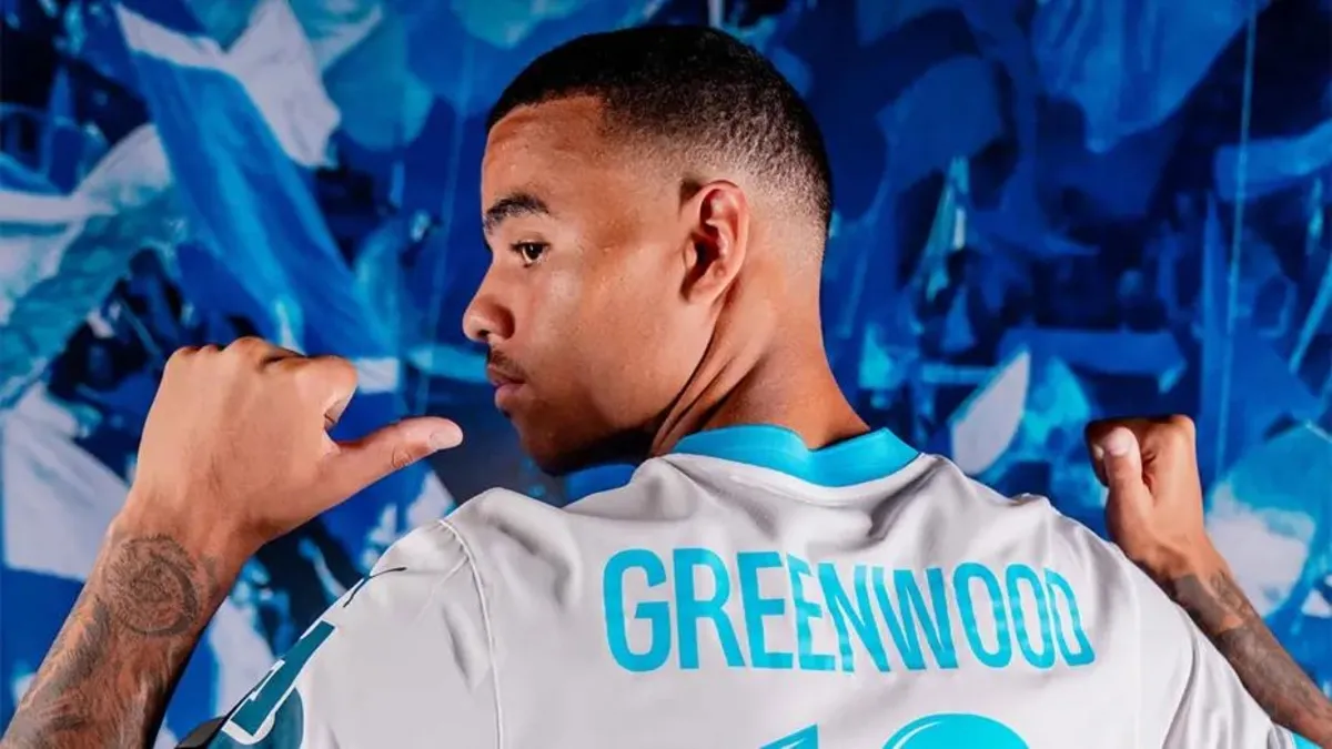 Mason Greenwood'un sahada top sürerken çekilmiş bir fotoğrafı.