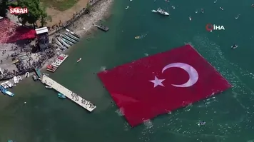Sapanca Gölü'nde görsel şölen: 100 dalgıç 1923 metrekarelik Türk bayrağı açtı