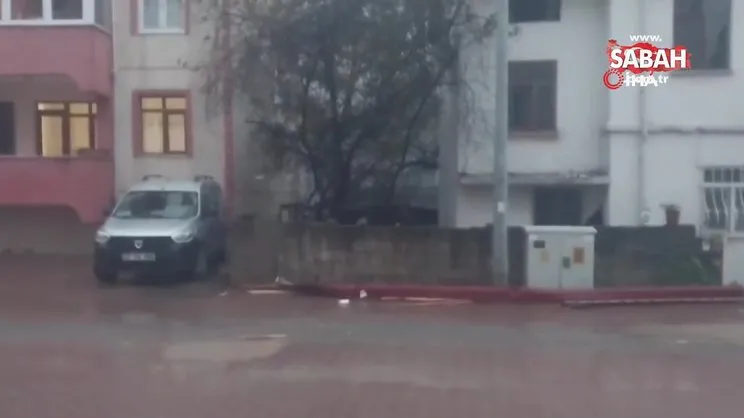 Kastamonu'da fırtına çatıları uçurdu