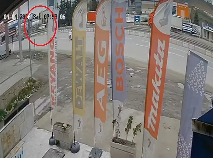 son-dakika-ankarada-feci-kaza-ozel-halk-otobusu-ust-gecide-carpti-5-olu-14-yarali-1775303250935.jpeg