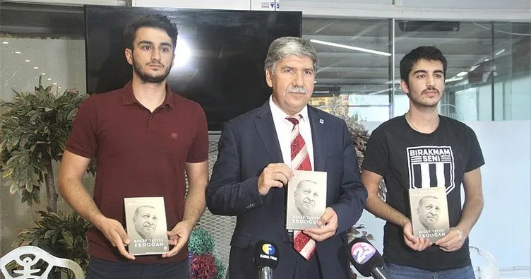 Erdoğan’ın kitabını vatandaşa dağıttı