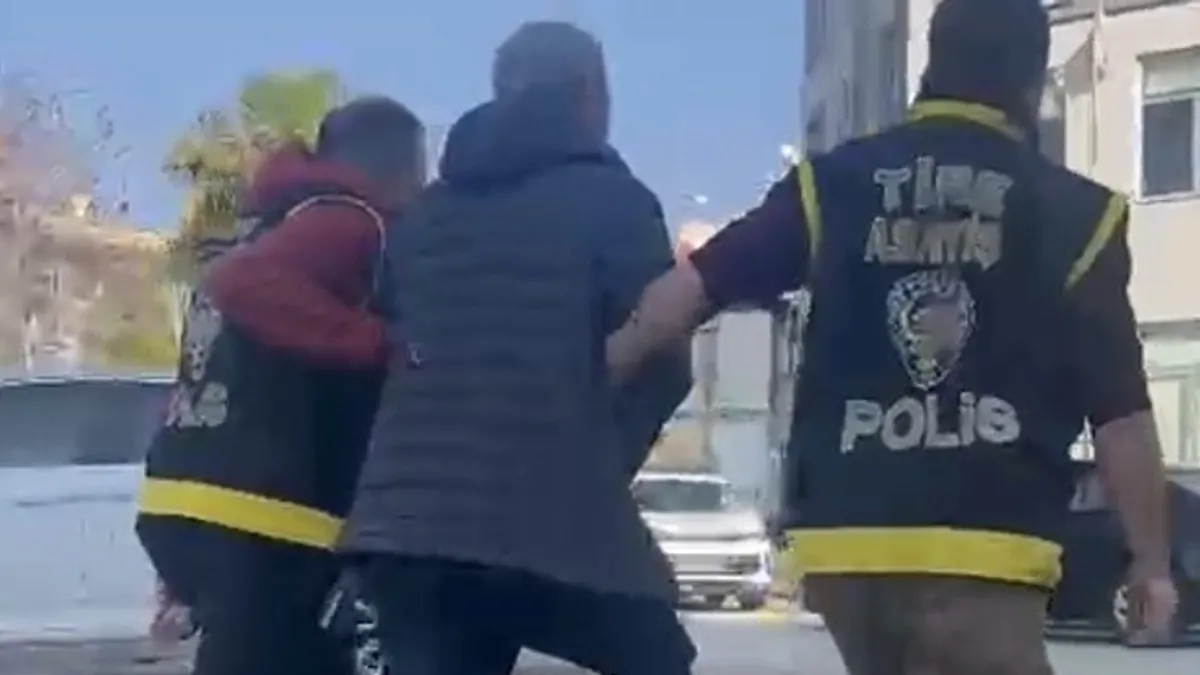 İzmir’de 15 yıldır aranıyordu: Sahte kimlikle yakalandı! İzmir’de 15 yıldır aranıyordu: Sahte kimlikle yakalandı!