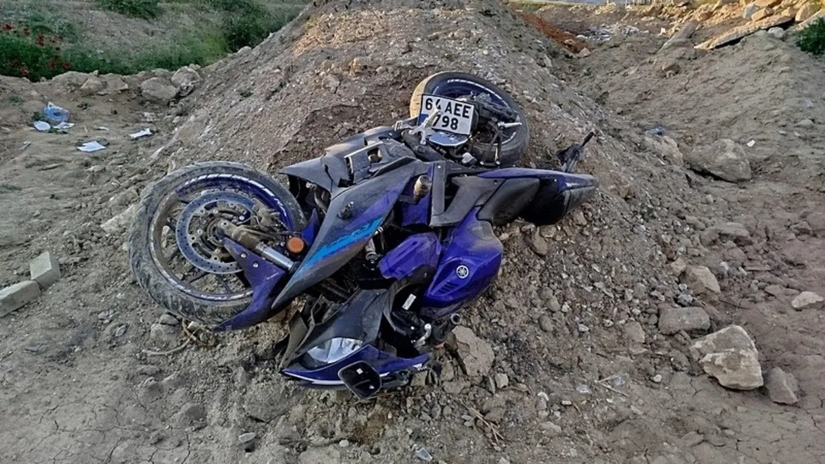 Motosiklet yoldan çıktı, 2 genç öldü