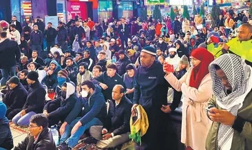 Times Meydanı’nda ilk teravih