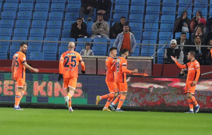son-dakika-haberi-trabzonspor-basaksehiri-agirliyor-firtina-beraberlik-golunu-buldu-1703351509401.jpg