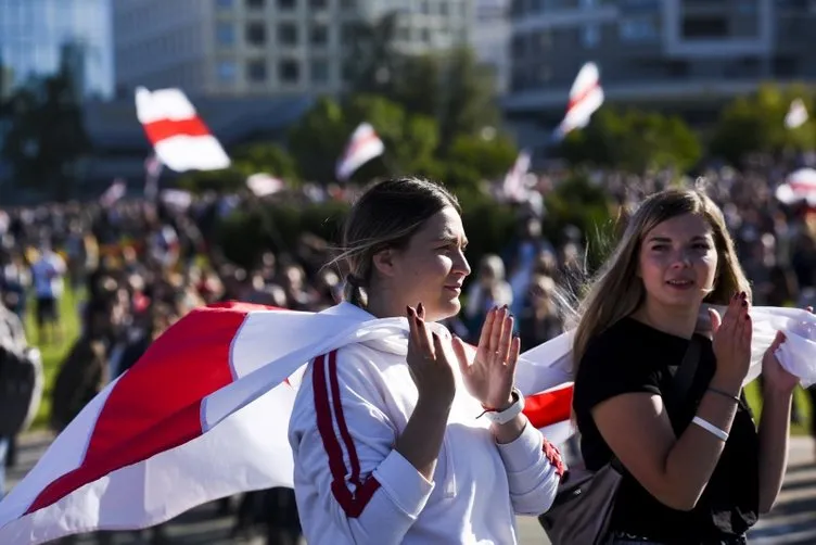 Belarus’ta kadınlar sokağa çıktı! Kırmızı beyaz bayraklarla...