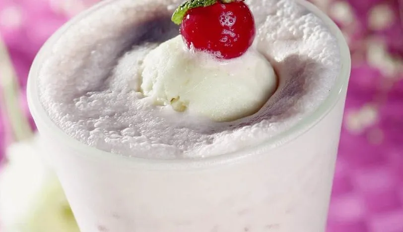 Vanilya ve Çilek Dondurmalı Milkshake