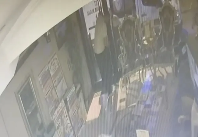 son-dakika-bocek-ailesinin-olumune-iliskin-bir-skandal-daha-otelde-kilitli-kalmislar-servet-bocek-kucaginda-co-1763627414924.jpg (1075×743)