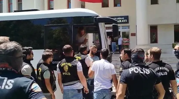 afyonkarahisardaki-minibus-duragi-cinayetinde-yeni-gelisme-18-gozalti-adliyede-1784114653178.jpg
