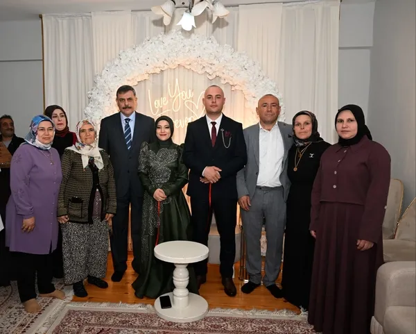 erzurumda-yurek-isitan-nisan-vali-ciftci-anne-ve-babasini-kaybeden-busenin-en-mutlu-gununde-yanindaydi-1745237854648.jpg