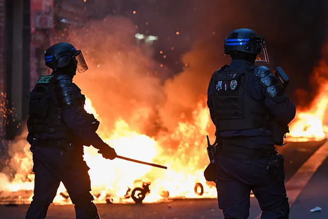 fransa-cumhurbaskani-macron-eylemcilere-ates-puskurdu-hic-kimse-cezasiz-kalmayacak-1792348323769.jpeg Fransa Cumhurbaşkanı Macron eylemcilere ateş püskürdü! “Hiç kimse cezasız kalmayacak”