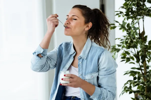 tas-gibi-yogurt-mayalamanin-sirri-kirk-yillik-ustalar-bile-bu-tarife-hayran-kalacak-1690629236367.jpg