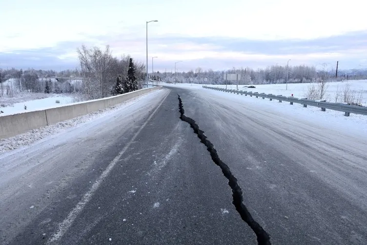 ABD'de deprem, yollar çöktü