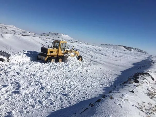Diyarbakır-Viranşehir yolunda kar mahsuru 4 kişi 14 saatte kurtarıldı