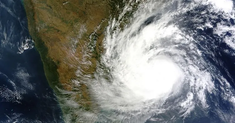 Hindistan’da şiddetli rüzgar: 8 ölü