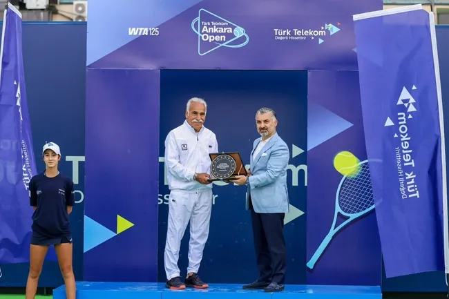 ankarada-tenis-ruzgari-esti-turk-telekom-ankara-openda-zafer-berfu-cengizin-oldu-1790595563816.jpeg