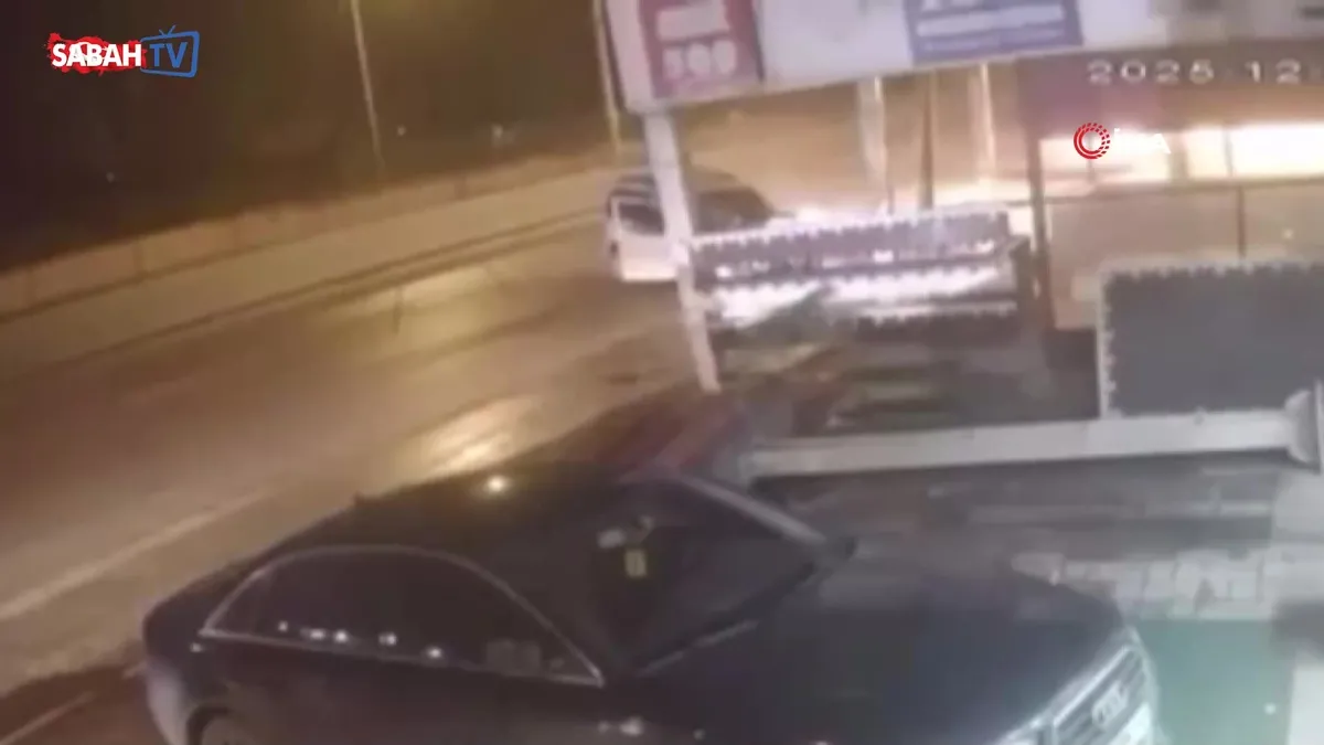 Bursa’da otomobil park halindeki araca böyle çarptı: 1’i ağır 4 yaralı | Video videosunu izle Bursa’da otomobil park halindeki araca böyle çarptı: 1’i ağır 4 yaralı | Video videosunu izle