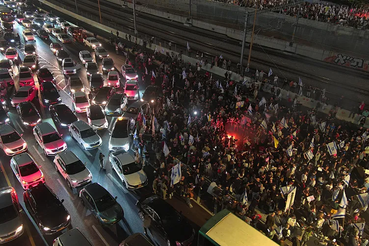 İsrail’de şok karar sonrası ortalık karıştı: Netanyahu’nun istifası isteniyor