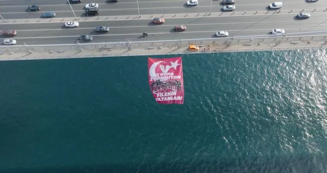 Filenin Sultanları’nın şampiyonluk bayrağı boğazdaki köprülere asıldı Filenin Sultanları’nın şampiyonluk bayrağı boğazdaki köprülere asıldı