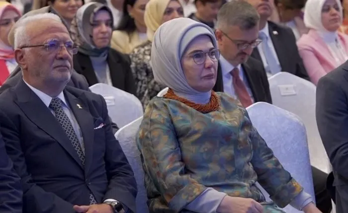 emine-erdogan-baskan-erdoganin-konusmasi-sirasinda-duygulandi-1752320064942.jpg