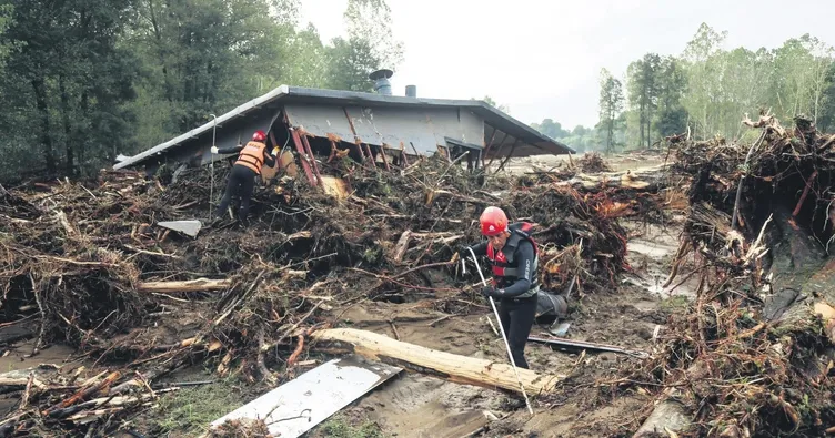 Sel felaketi balayında yakaladı