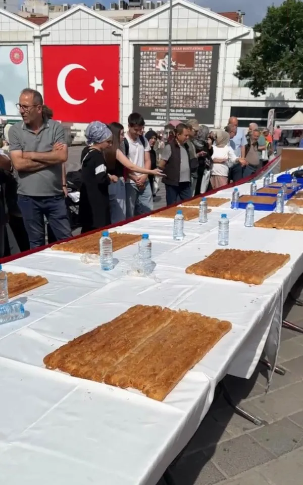 Bursa’da ilginç yarışma: 11 metre uzunluğundaki böreği 5 dakikada yedi!