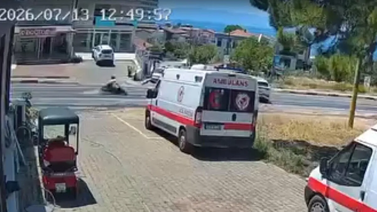 Menderes'te meydana gelen trafik kazasında bir motosiklet sürücüsünün hayatını kaybettiği anı gösteren güvenlik kamerası görüntüsü.