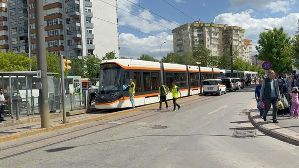 eskisehirde-yurekler-agza-geldi-tramvaydan-kopan-yuksek-gerilim-teli-insanlarin-arasina-dustu-deprem-oluyor-za-1778678751261.jpg