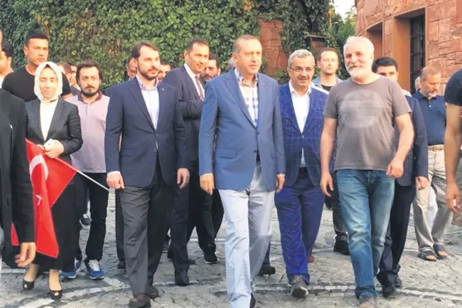 liderin-cesareti-karanlik-geceyi-aydinlatti-1784054262997.jpeg