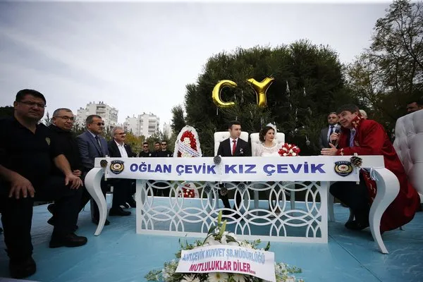 Antalya'da evlenen polis çiftin ilginç hikayesi