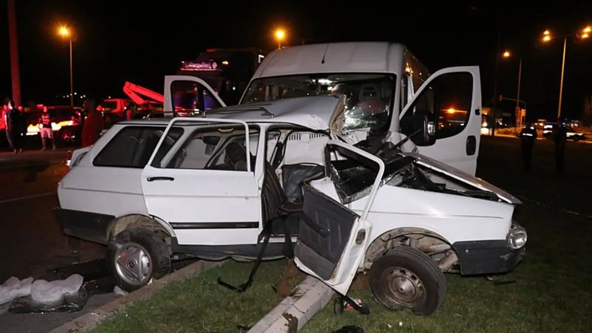 Denizli’de işçi minibüsü ile otomobil çarpıştı: 2 ölü, 10 yaralı Denizli’de işçi minibüsü ile otomobil çarpıştı: 2 ölü, 10 yaralı