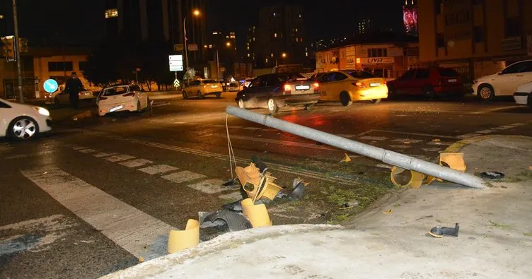 Ataşehir’de kontrolden çıkan otomobil trafik lambalarını yerinden söktü