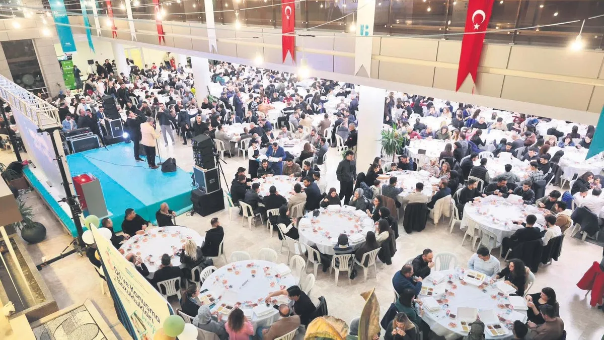 Üniversiteli gençler iftar sofrasında buluştu Üniversiteli gençler iftar sofrasında buluştu